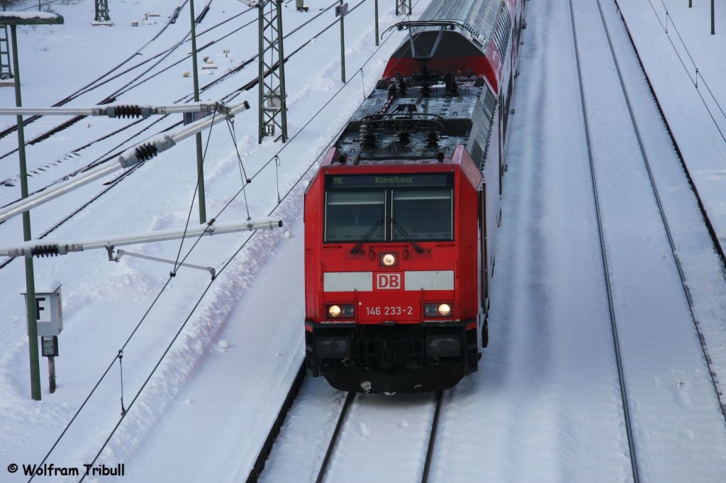 Die 146 233-2 mit dem Taufnamen Donaueschingen im Bahnhof von Donaueschingen aufgenommen am 02.01.2010